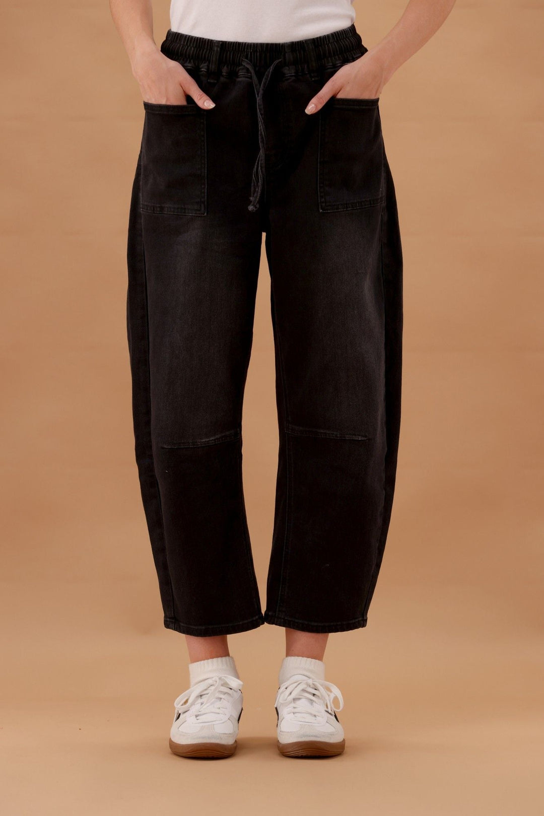 Wakee Barrel Jean Black