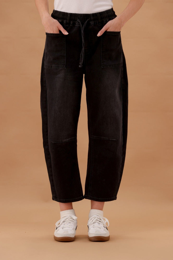 Wakee Barrel Jean Black