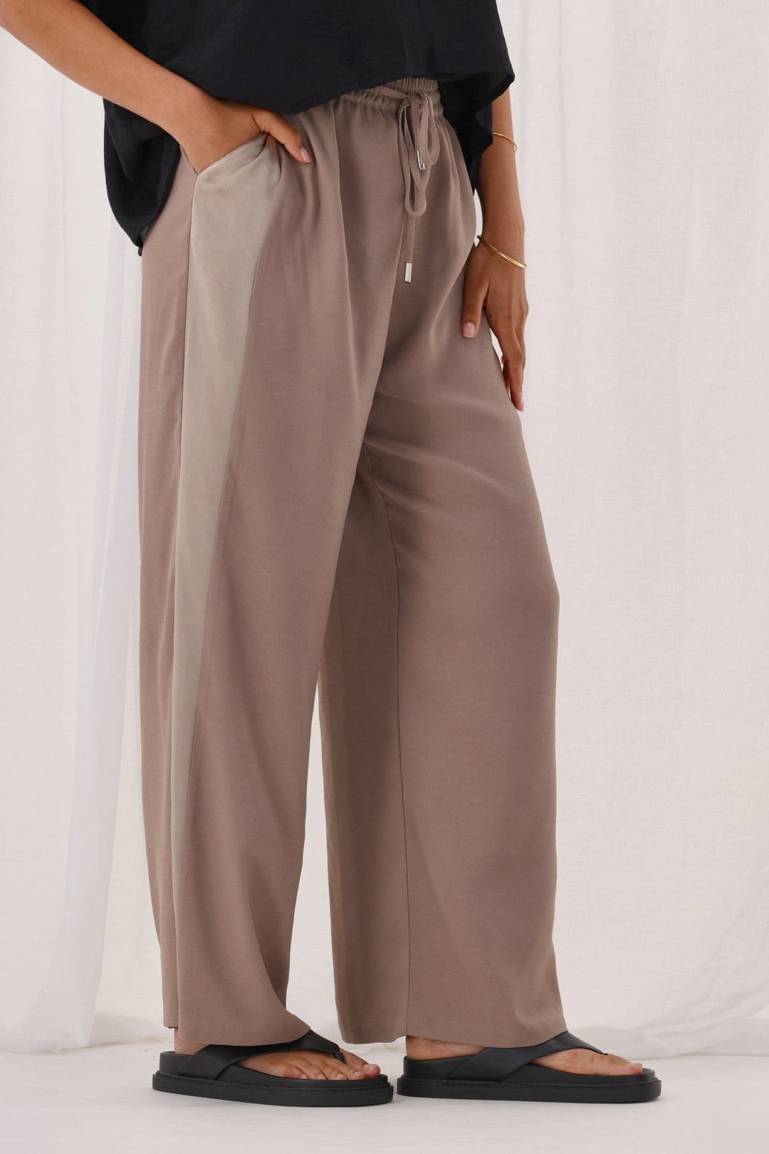 Gloss The Label Havanna Satin Stripe Pants Taupe