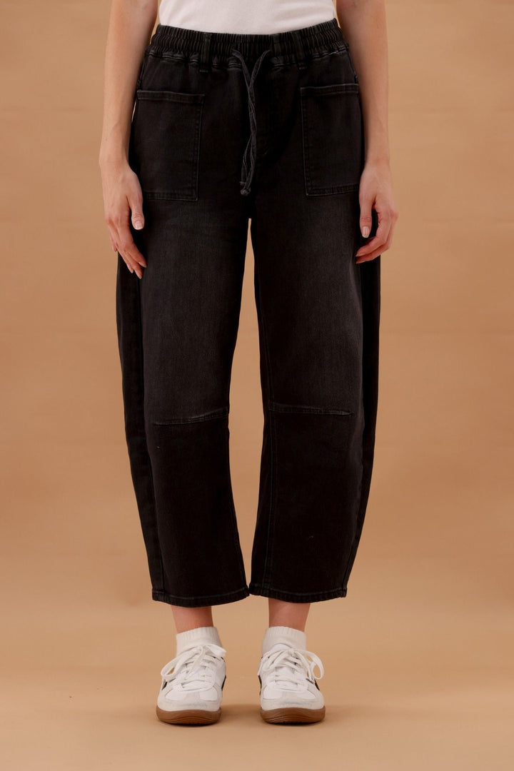 Wakee Barrel Jean Black