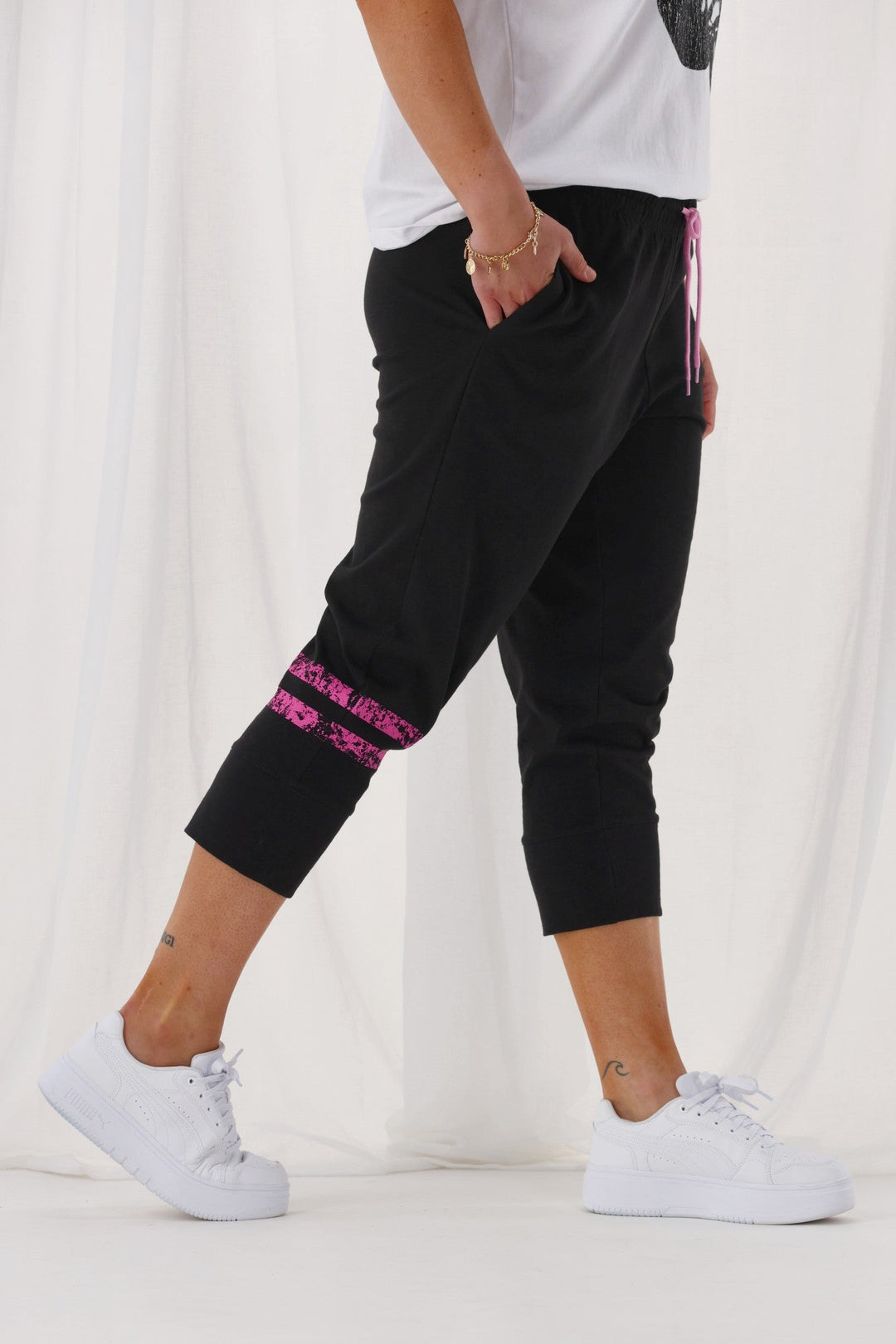 Rebel Club Half Time 3/4 Jogger Black Pink Stripe
