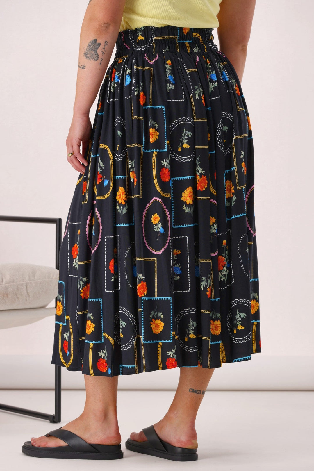 Label Flower Frame Skirt Black