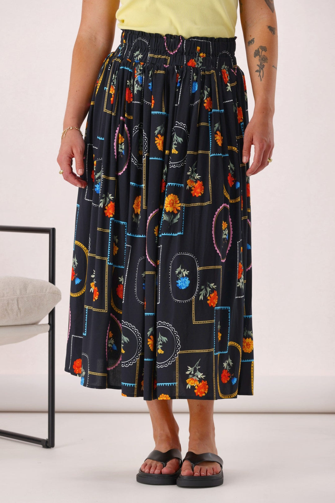 Label Flower Frame Skirt Black