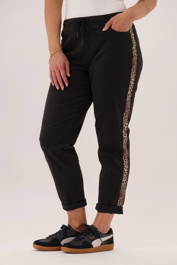 Label Raglan Jogger Black With Animal Side Strip