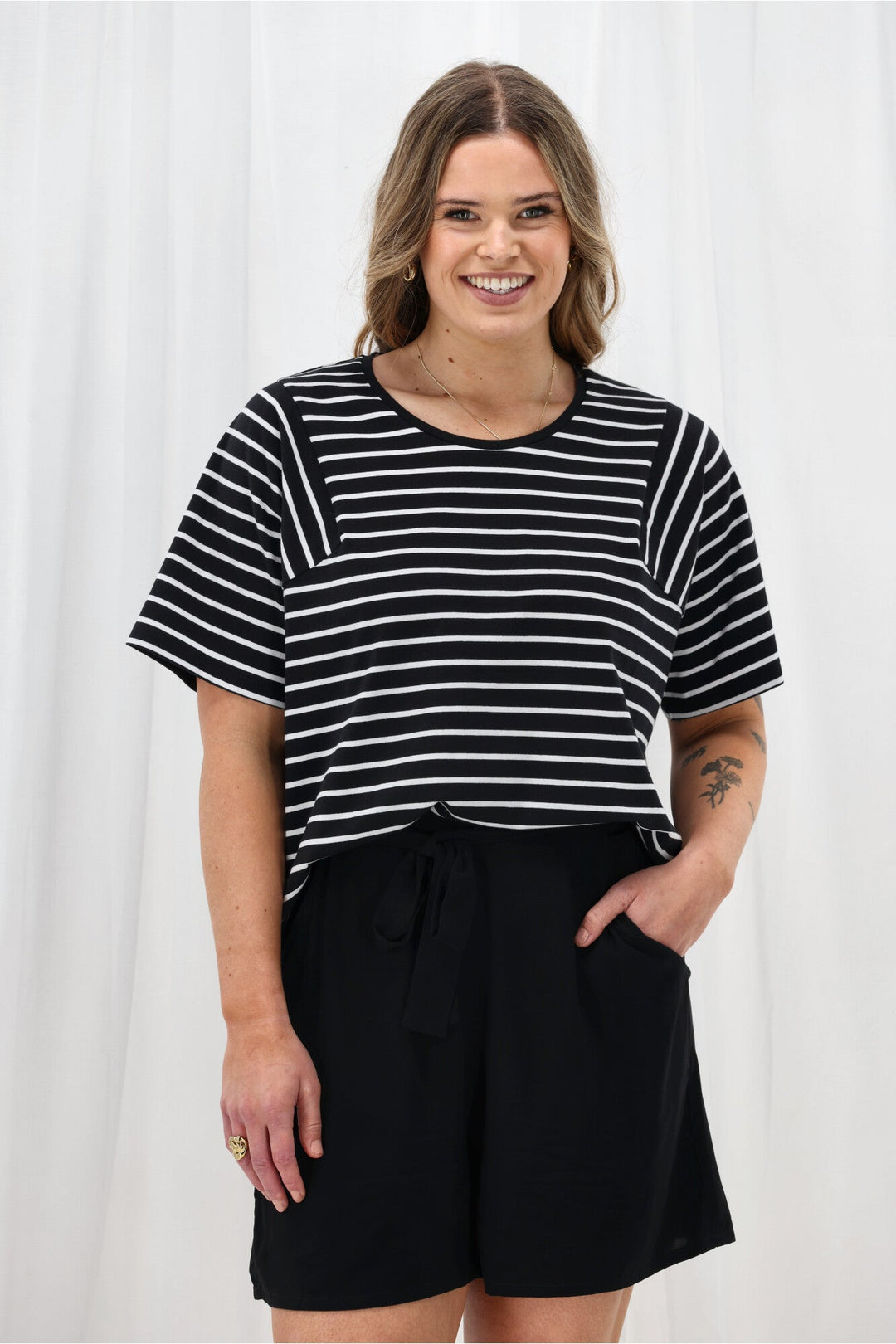 Label Ray Angled Yoke Top Black White Stripe