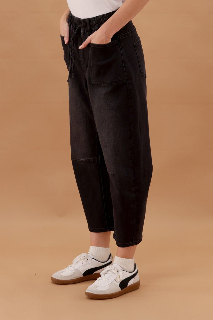 Wakee Barrel Jean Black