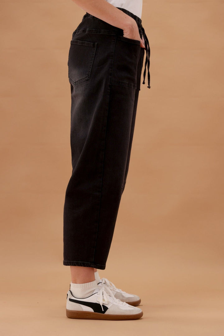 Wakee Barrel Jean Black